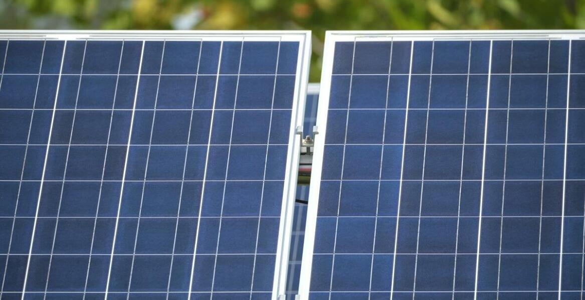 Rola uchwytów do napinania przewodów w zapewnieniu bezpieczeństwa instalacji PV