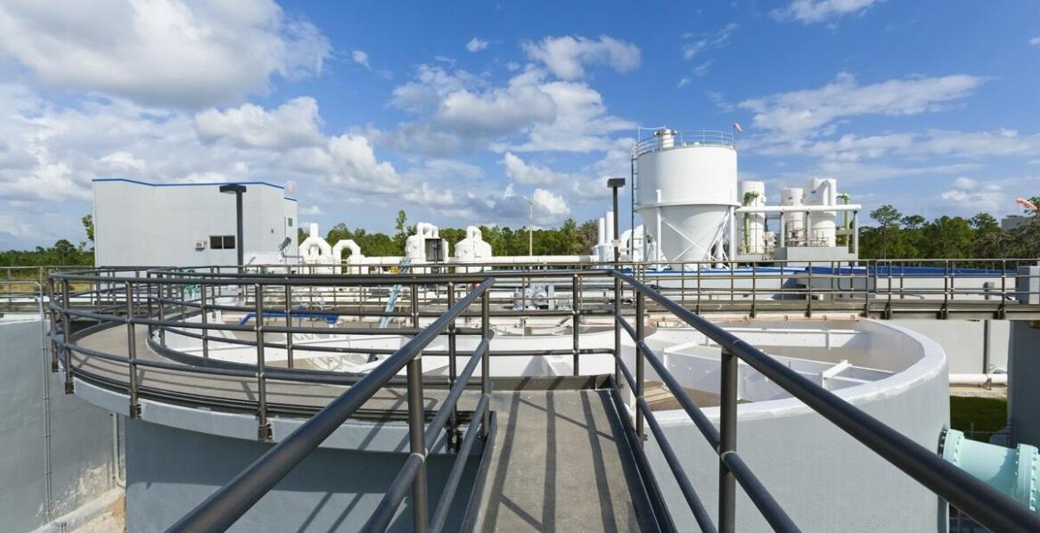 Jak wytrzymałość na korozję wpływa na długowieczność zbiorników retencyjnych?