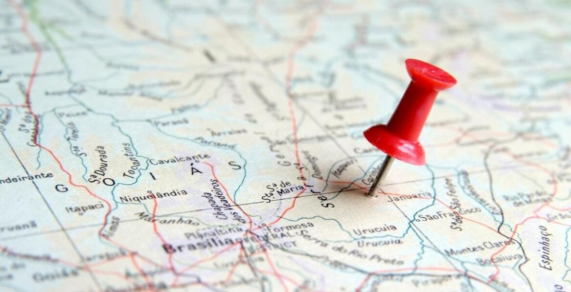 Jakie zadania można wykonywać na mapach konturowych oraz jakie jest ich znaczenie w edukacji?