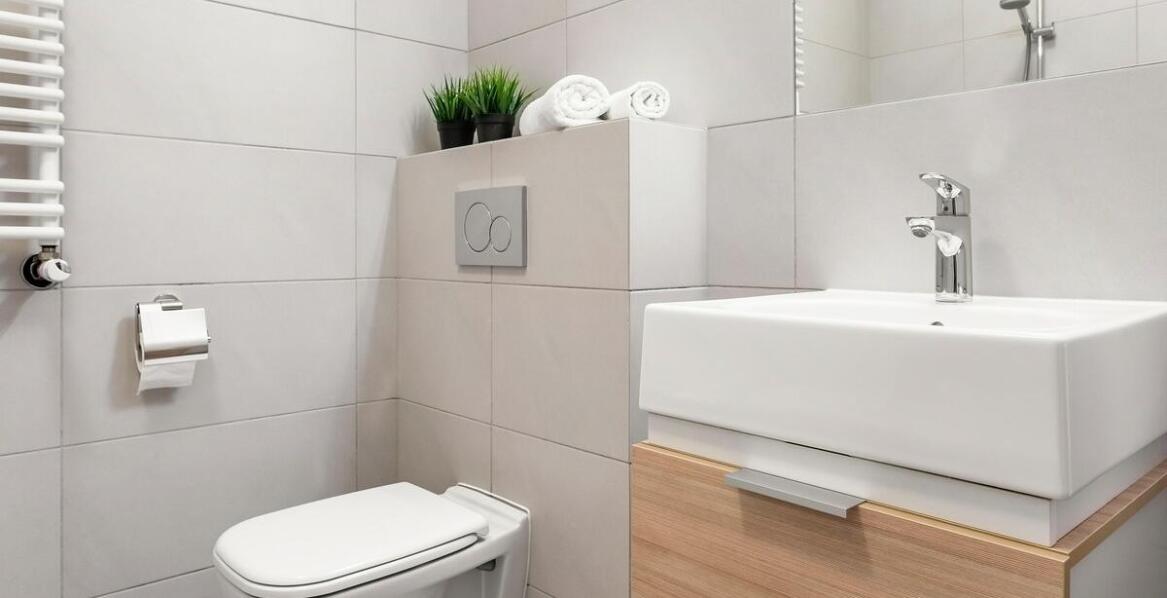 Jak wykorzystać meble na zamówienie do optymalizacji przestrzeni w małej łazience?