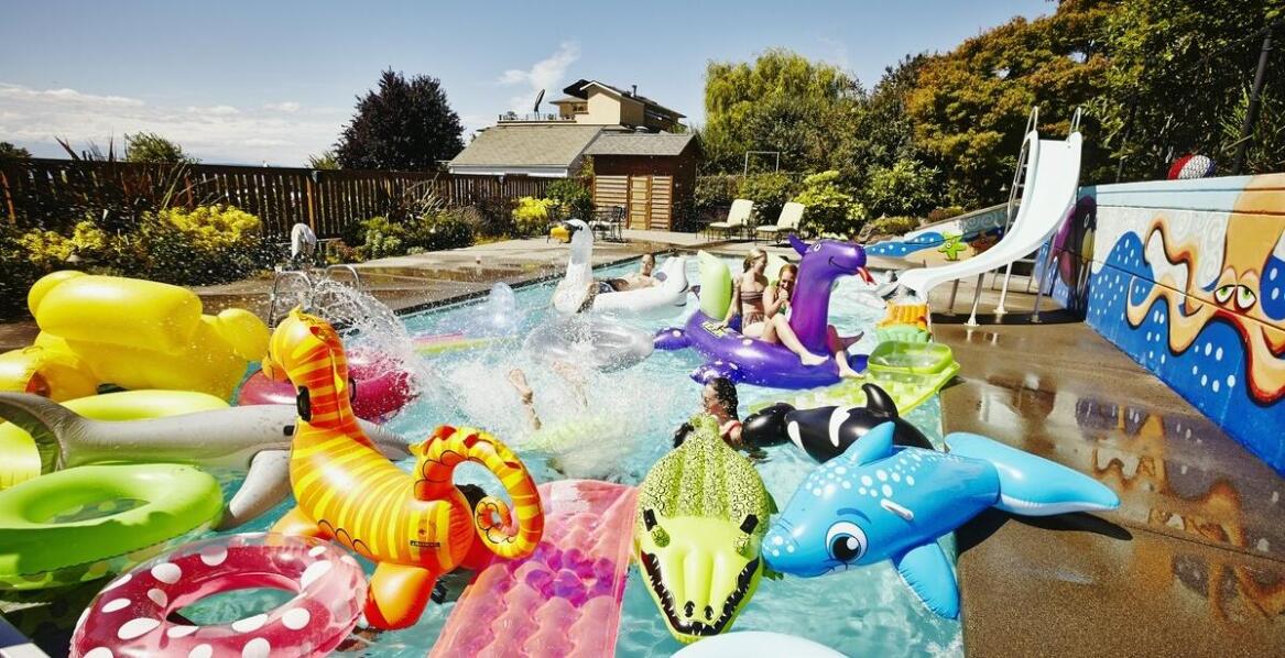 Jak efektywnie wykorzystać parasole reklamowe w kampaniach outdoorowych?