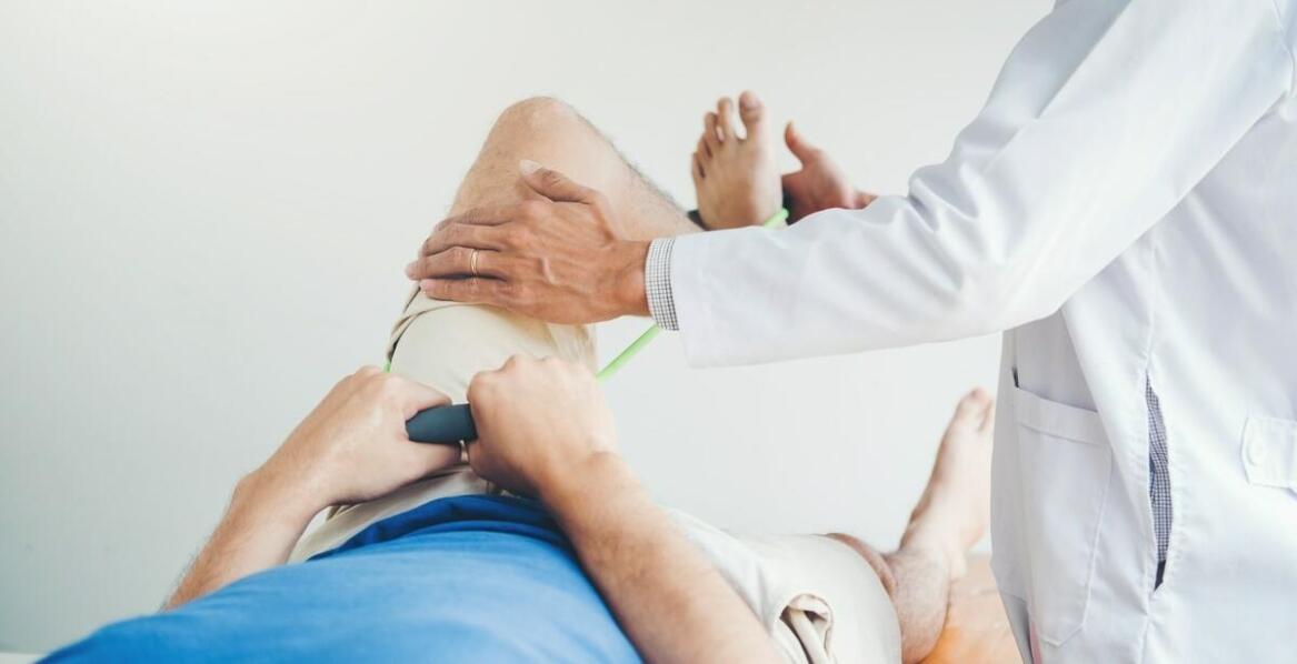 Ile kosztuje rekonstrukcja kolana w kontekście długoterminowej rehabilitacji?