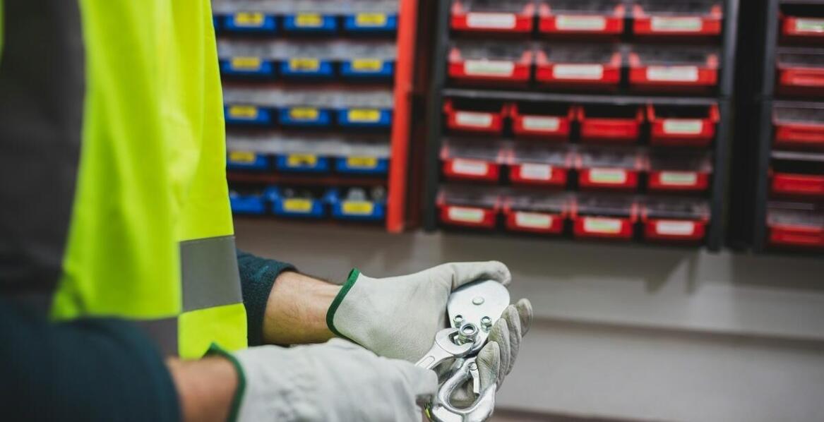 Jakie korzyści daje współpraca z hurtownią specjalizującą się w śrubach?