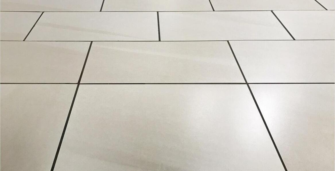 Porównanie trwałości różnych rodzajów podłóg z kamienia naturalnego