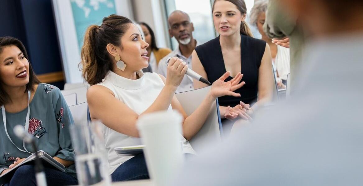 Jak tłumacz ustny wpływa na jakość obsługi klienta w sektorze usług?