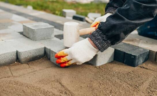 Jak układać tłuczeń granitowy, aby stworzyć stabilną nawierzchnię?