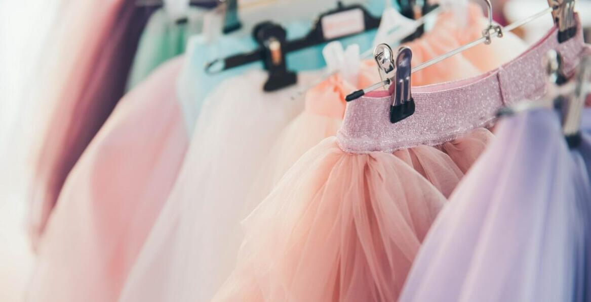 Modne eleganckie komplety damskie ze spódnicą – przegląd najnowszych trendów