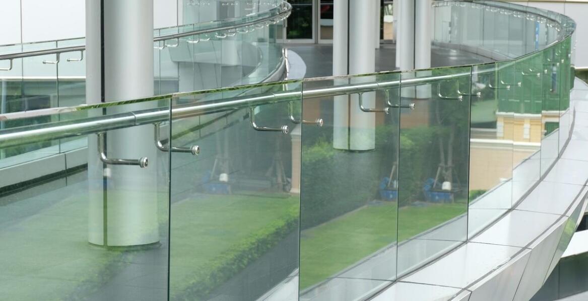 Jakie cechy parapetów ceramicznych wpływają na łatwość ich montażu?