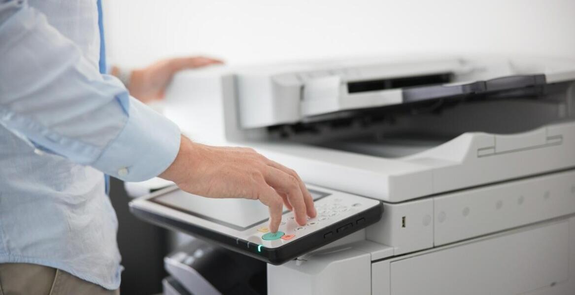 Jakie są zalety dzierżawy kserokopiarek kolorowych w porównaniu do czarnobiałych?