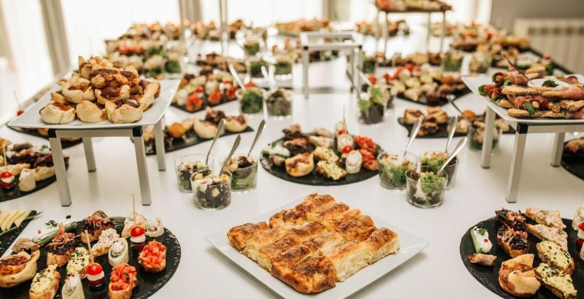Catering śniadaniowy: jak połączyć tradycyjne smaki z nowoczesnymi trendami?