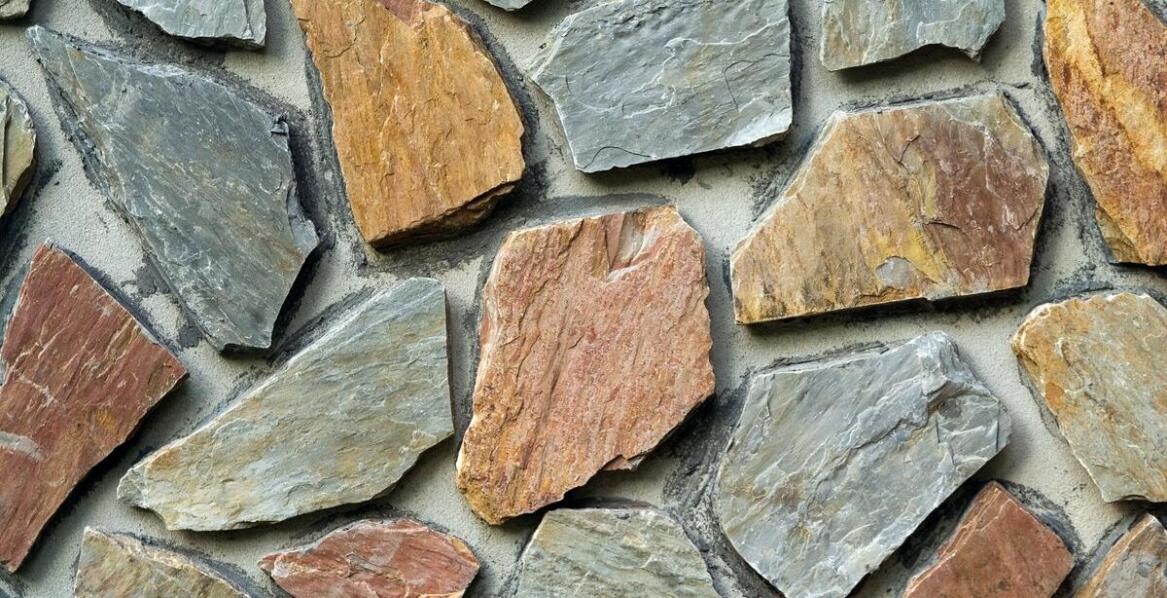 Porównanie różnych rodzajów kamienia do produkcji płytek – co wybrać?