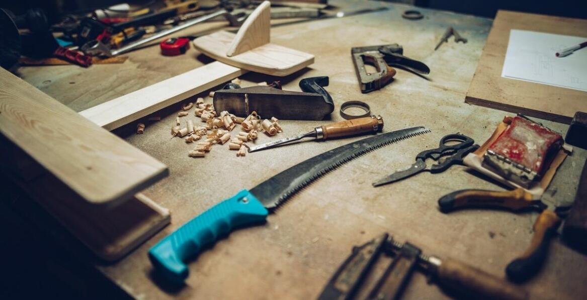 Jakie są kluczowe aspekty trwałości metalowych regałów w intensywnie eksploatowanych przestrzeniach?