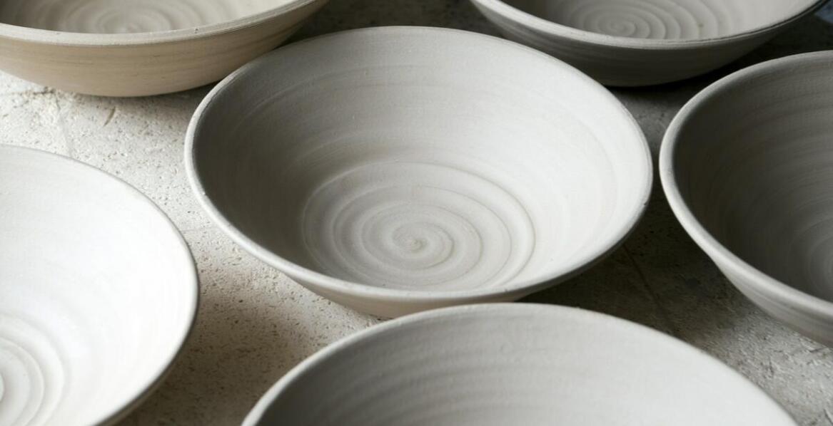 Ekologiczne materiały w produkcji ceramiki bolesławieckiej: co warto wiedzieć