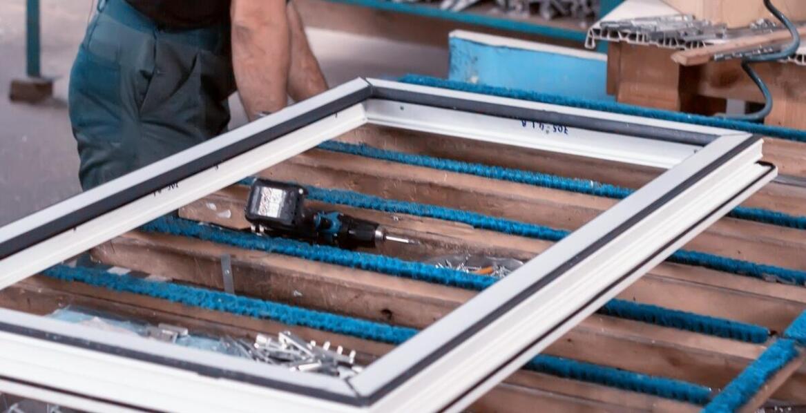 Dlaczego warto postawić na okna z niskim współczynnikiem przenikania ciepła dostępne online?