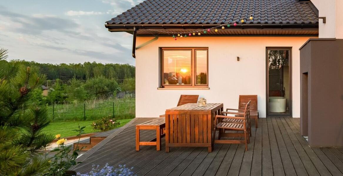 Deska kompozytowa tarasowa – idealne rozwiązanie na każdą pogodę