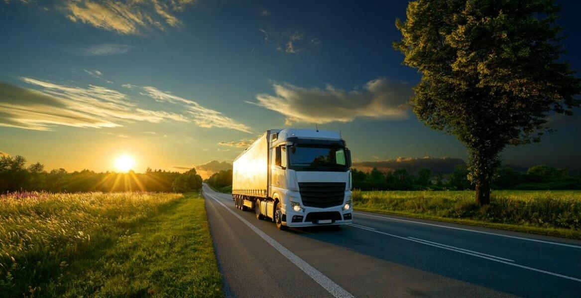 Jak firmy spedycyjne optymalizują przewozy dużych gabarytów?