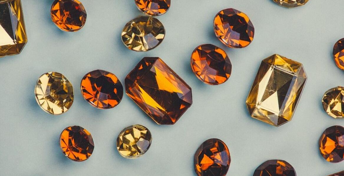 Bransoletka z bursztynem mlecznym – jak ją łączyć z innymi dodatkami?