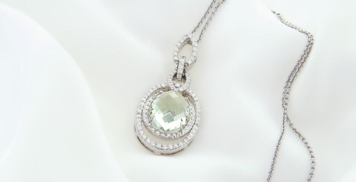 Jak dobrać idealny naszyjnik znak zodiaku strzelec do swojej stylizacji?