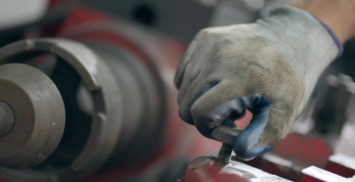 Jak zakuwanie węży wpływa na wydajność i bezpieczeństwo maszyn?