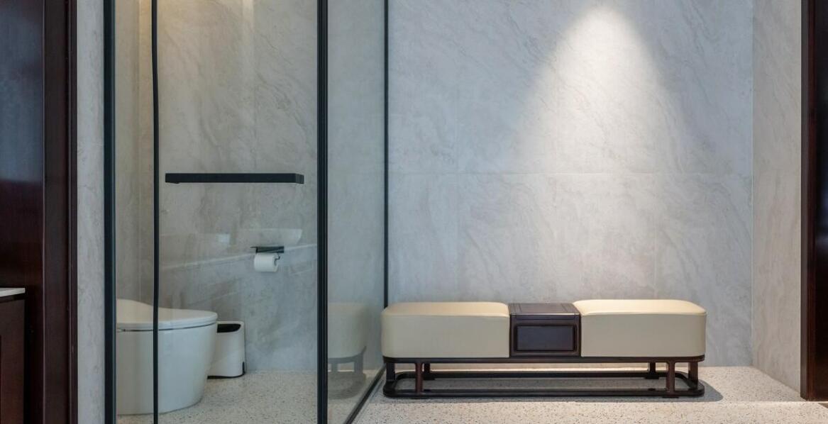 Jak czarne wanny wolnostojące współgrają z drewnianymi elementami w łazience?