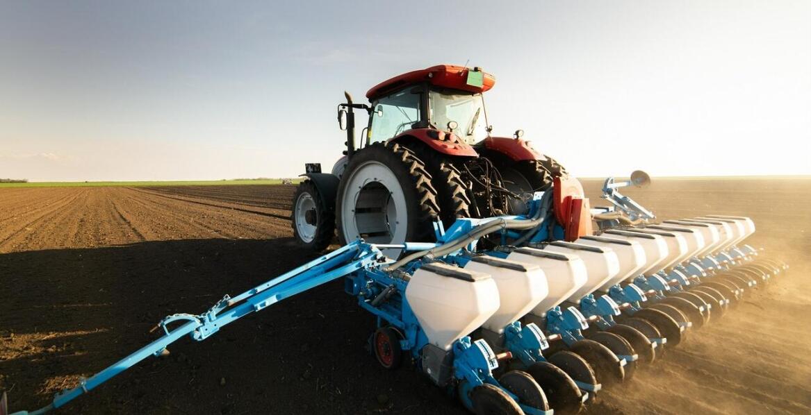 Jakie osprzęt można wykorzystać z Farmtrac 22, aby zwiększyć jego funkcjonalność?