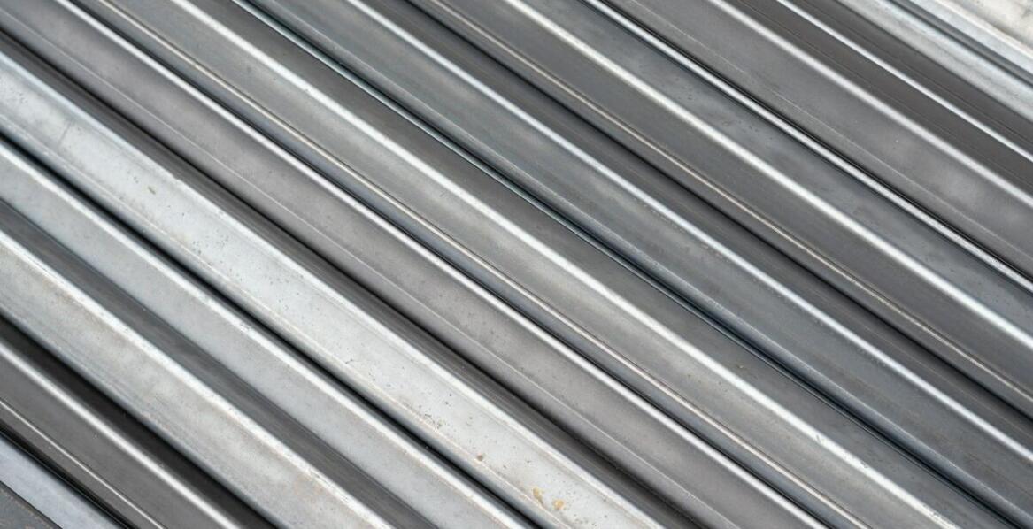 Jakie są kluczowe właściwości korytek ze stali nierdzewnej dla branży elektrotechnicznej?