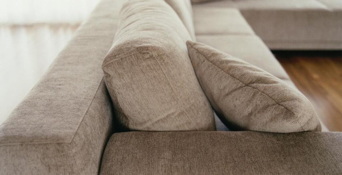 Jak tapczan pojedynczy z pojemnikiem na pościel może zaoszczędzić miejsce w pomieszczeniu?