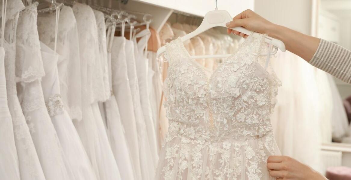 Jak koronka dodaje szyku i elegancji sukienkom na wesele?