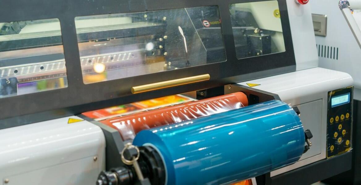 Jakie akcesoria do hot stampingu są niezbędne w nowoczesnym zakładzie produkcyjnym?