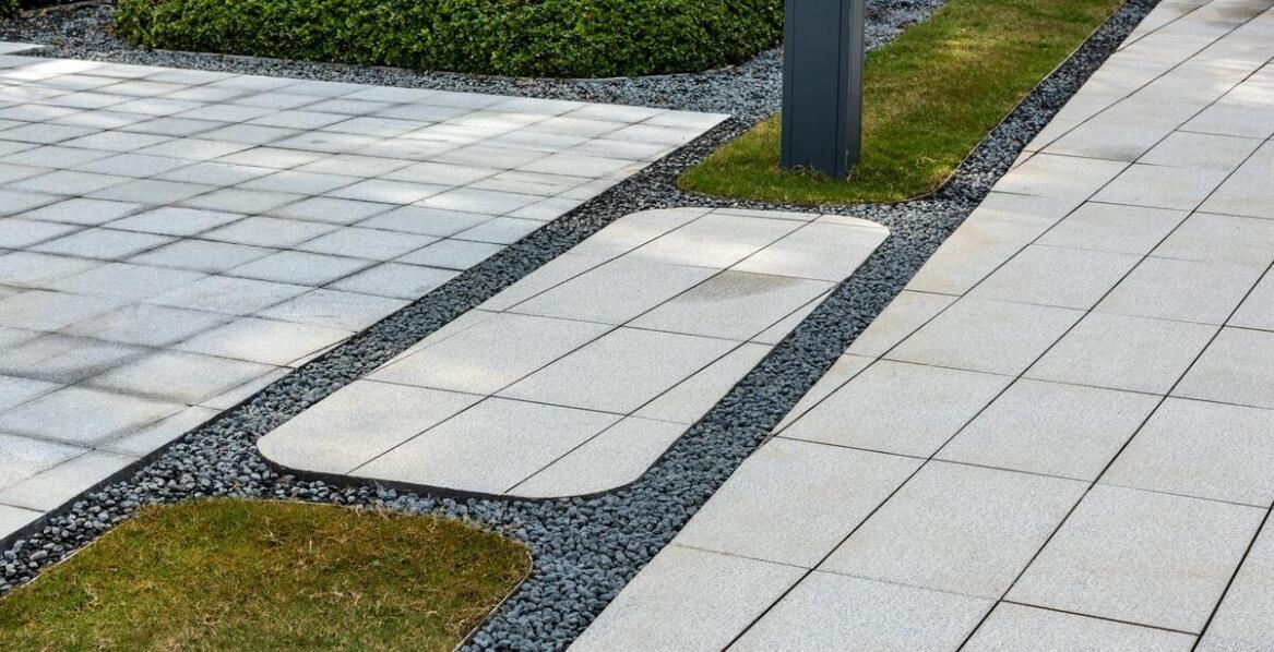 Jakie są zalety stosowania słupków z betonu architektonicznego w miejscach publicznych?