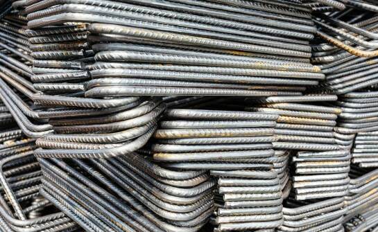 Zastosowanie kątowników stalowych w nowoczesnych konstrukcjach przemysłowych