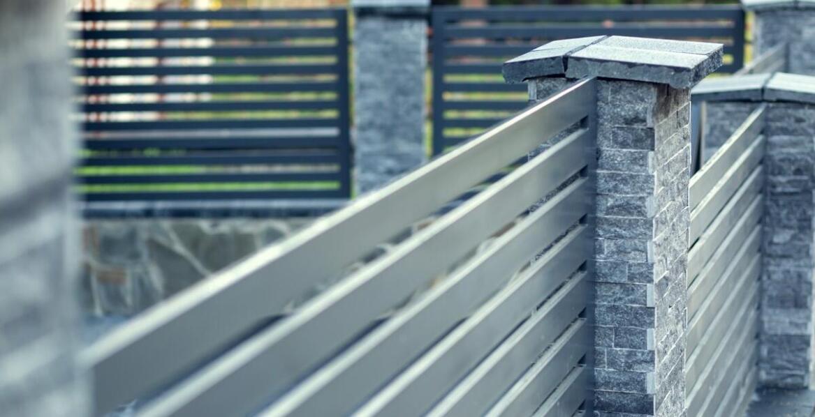 Jakie są najważniejsze cechy ogrodzeń z pustaków?