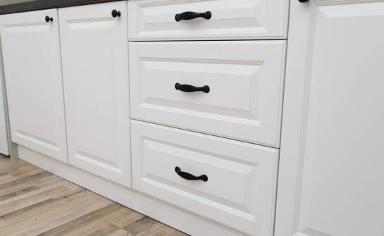 Jak okucia meblowe mogą poprawić funkcjonalność mebli?