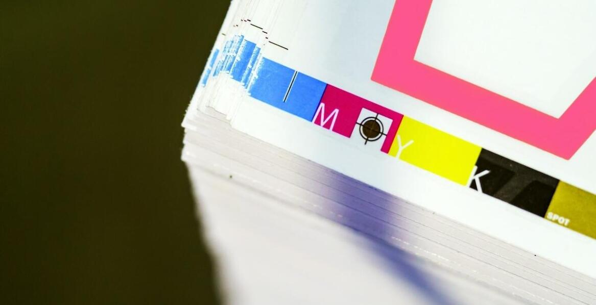 Porównanie technologii druku inkjet i laserowego w kontekście znakowania przemysłowego