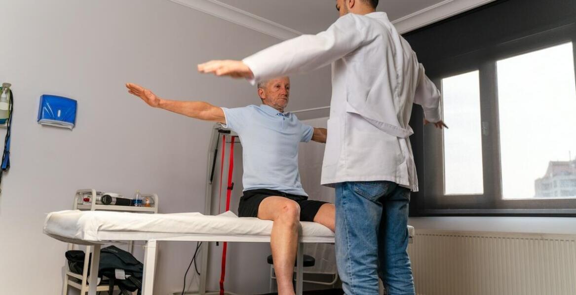 Leczenie urazów przeciążeniowych u sportowców: oferta ortopedy Kraków