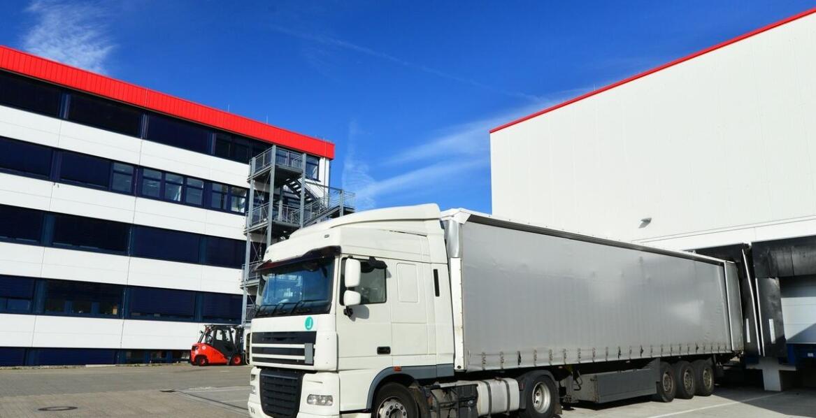 Udogodnienia w transporcie firanka – jak zwiększają bezpieczeństwo ładunku