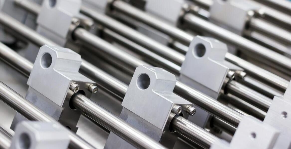 Jak stal nierdzewna wpływa na trwałość podestów przemysłowych?