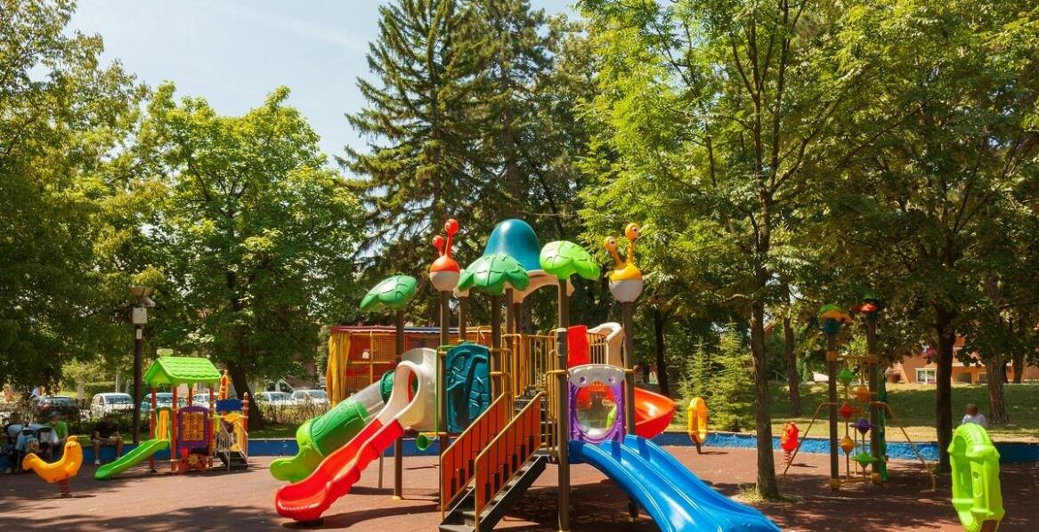 Jakie są korzyści z wyboru stalowych huśtawek na plac zabaw?