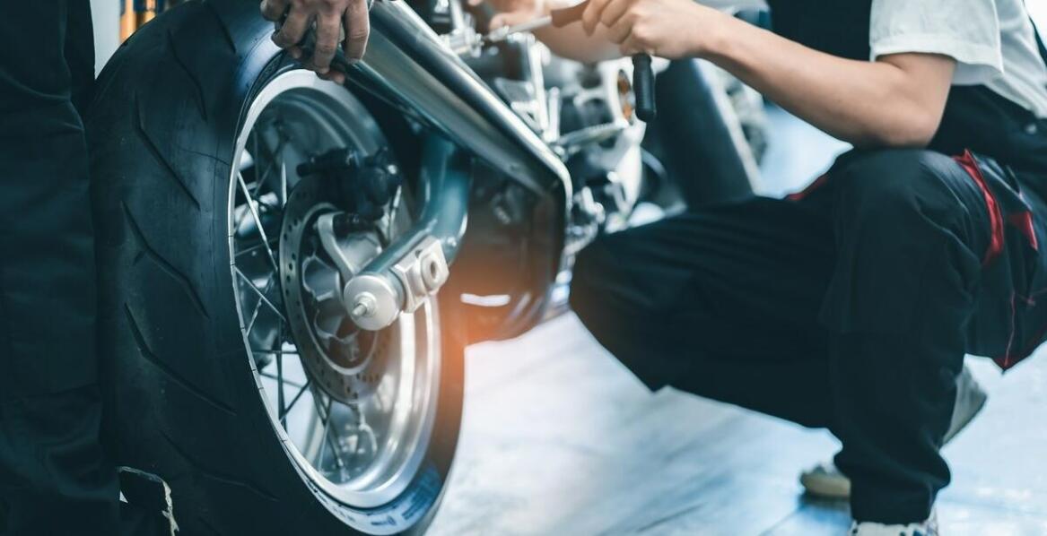 Jak przygotować się do sezonu z motocyklem enduro 250 4T?