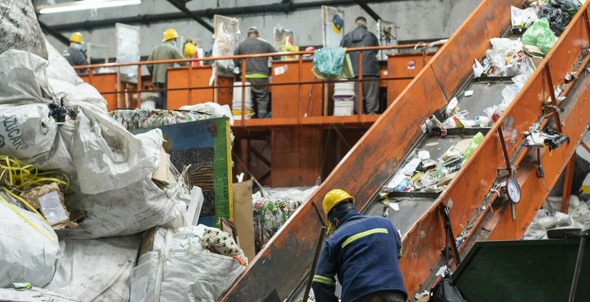Jak listwy podokienne z recyklingu PVC wpływają na trwałość stolarki otworowej?