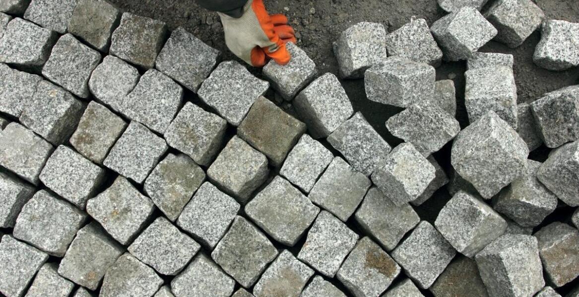Jak układać kostkę granitową na skomplikowanych powierzchniach?