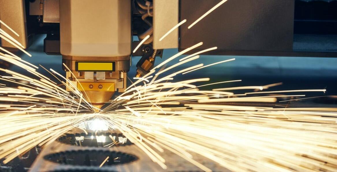 Jakie są korzyści z cięcia laserowego płyt plexi dla projektów reklamowych?