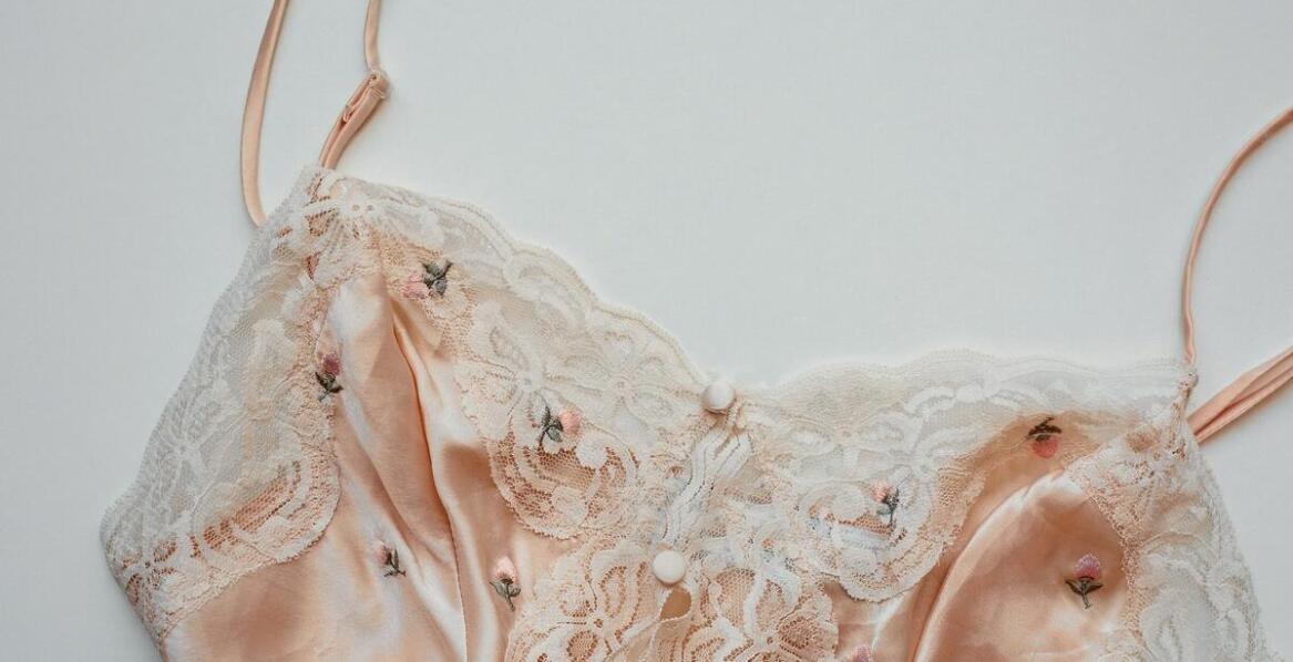 Suknie ślubne z satyny - blask i elegancja na wyjątkową okazję