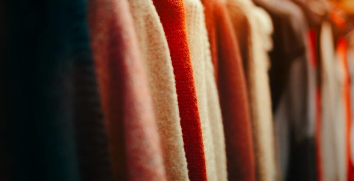 Komfort i styl: długi czarny kardigan damski jako element biurowej mody