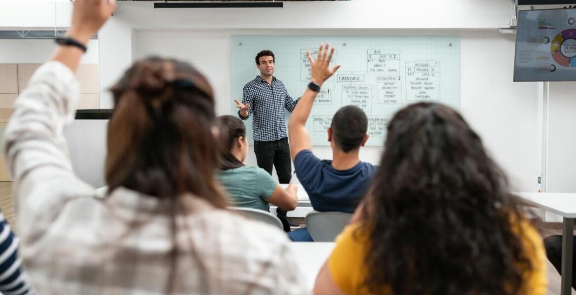 Jak wygląda proces nauki teoretycznej w elmichta kielce?