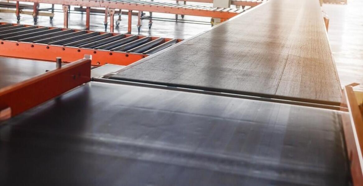 Kiedy warto wymienić, a kiedy naprawić taśmę transportującą?