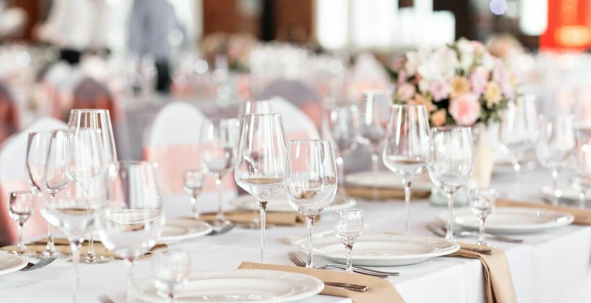 Jak catering wpływa na atmosferę wesela – kluczowe aspekty do rozważenia