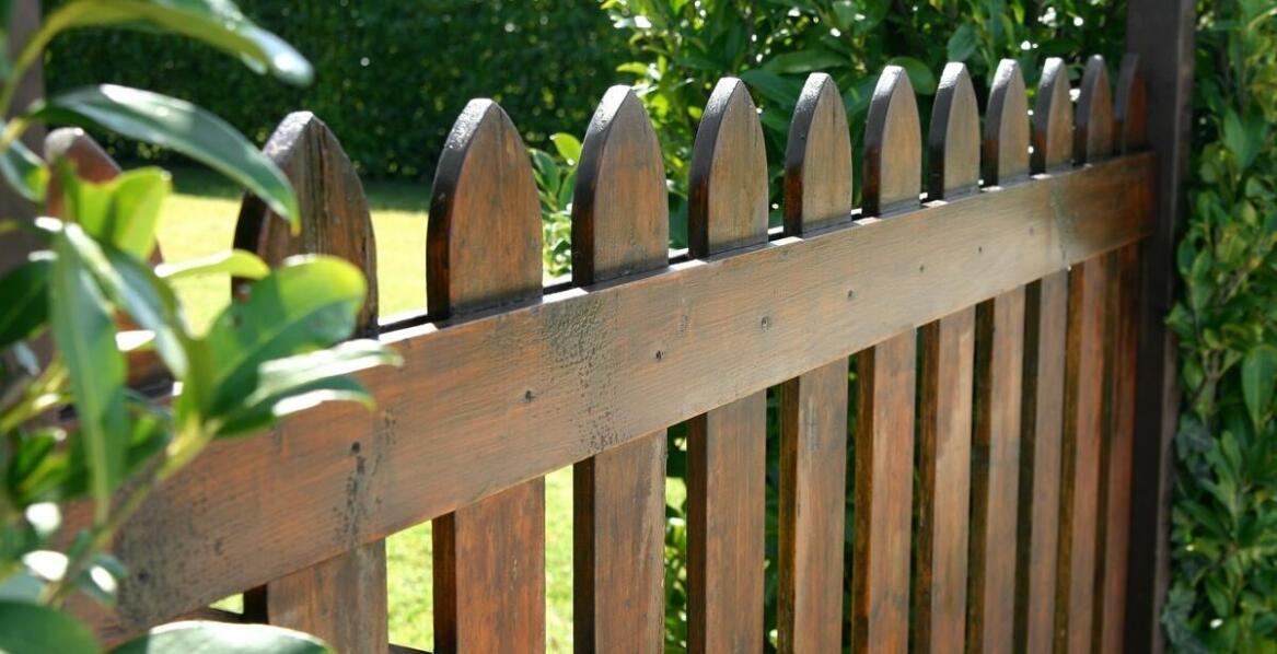 Zalety gotowego płotu w architekturze ogrodowej