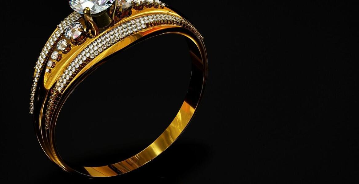 Jak wybrać pierścionek zaręczynowy, który będzie pasował do obrączki ślubnej?