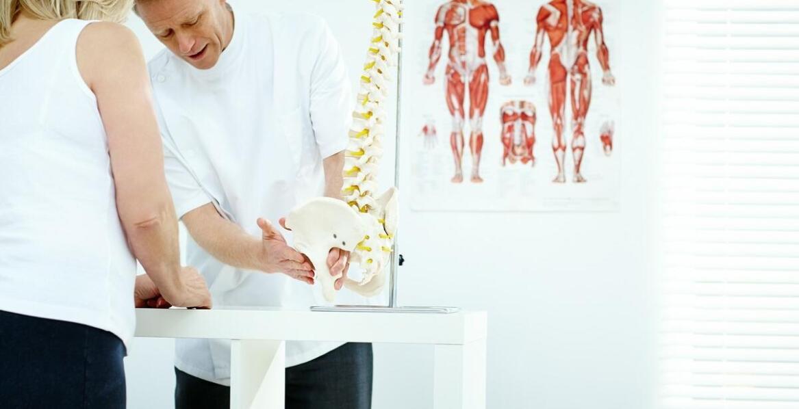 Na czym polega nastawianie kręgosłupa przez fizjoterapeutę?